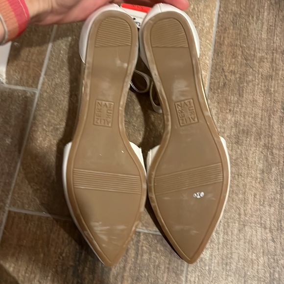 White pointed toe Naturalizer flats - Picture 2 of 4